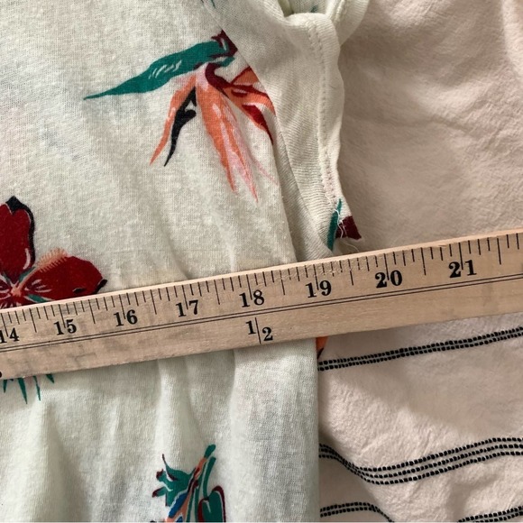 Madewell Knot Front Tee in Hawaiian Hideaway. Size XL - Picture 6 of 10